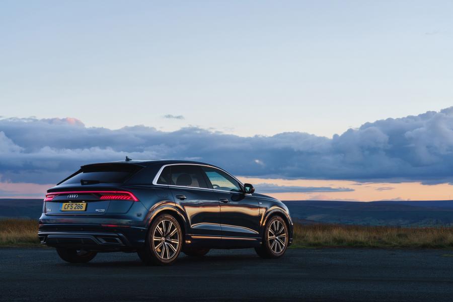  Audi Q8 50 TDI Quattro S-Line 2018 года  (UK) (фото 5 из 27)
